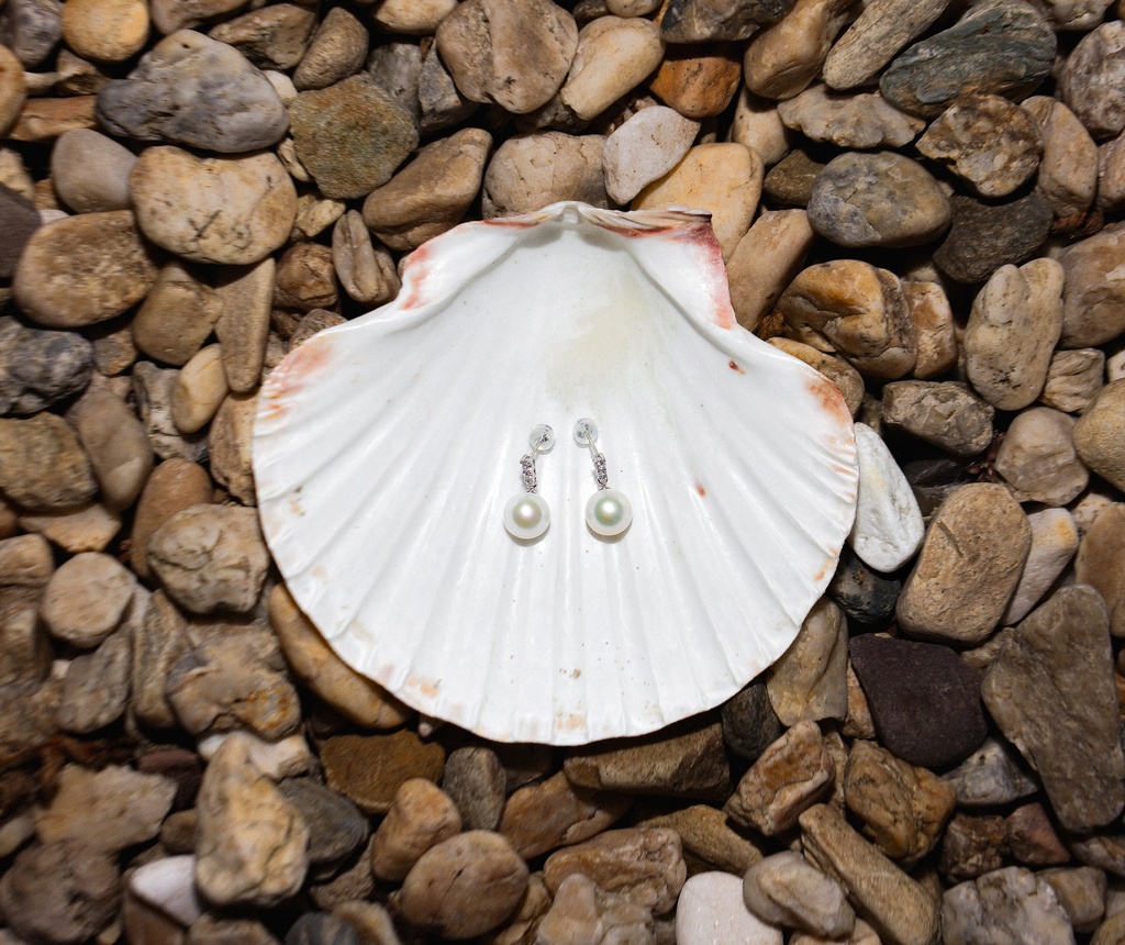 [VWCE08] 10-11mm White Freshwater Pearl and Zircon Earrings